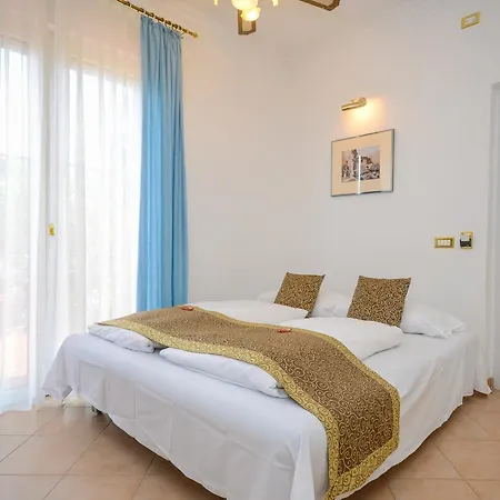 Piccola Italia Aparthotel 4*
